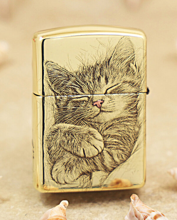 KZ152-01 Gold Zippo lighter with a sleeping kitten illustration on the front.