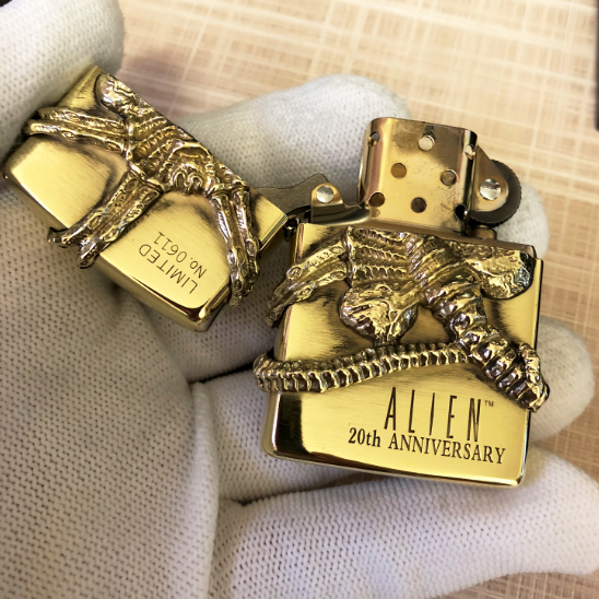 ZippoAlienLimitedEditionEtchingBrassEmblem_01 ZippoAlienLimitedEditionEtchingBrassEmblem_01