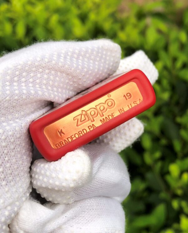 ZippoRedMatteWindyGirlLimitedEdition_07 ZippoRedMatteWindyGirlLimitedEdition_07