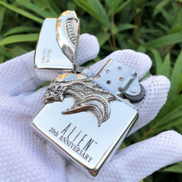 ZippoSterlingSilverLimitedEditionAlien_01