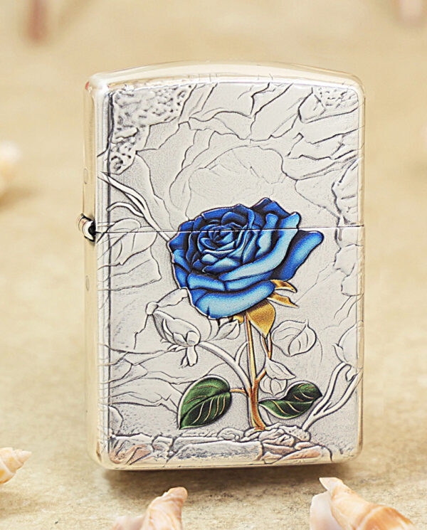 KZ461 Metal lighter with a cracked silver surface and a blue rose design in the center
