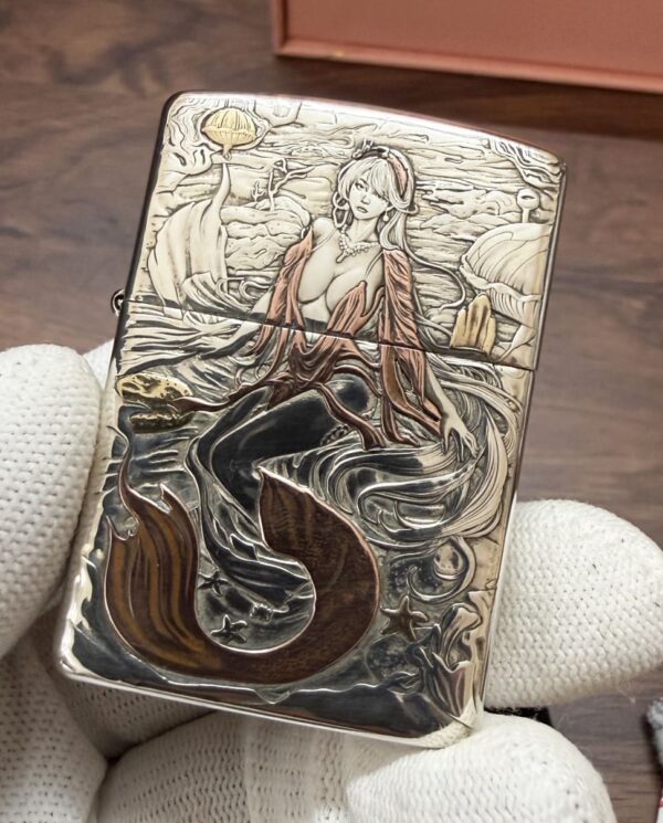 KZ003_07 Engraved metal lighter with a mermaid in a flowing sea scene.