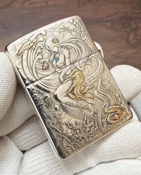 KZ003_16 Engraved metal lighter with a fantasy underwater scene: a mermaid among waves, fish, and coral in silver tones.