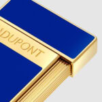 Close-up of indigo-blue lacquer and gold S.T. Dupont detail on Biggy 025005