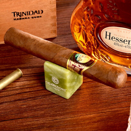 CigarLoong CS-001 green natural jade cigar rest holding a cigar