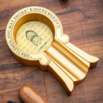 LUBINSKI YJA-20051 gold zinc alloy single-cigar ashtray on tabletop
