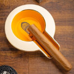 LUBINSKI YJA-20056 yellow ceramic single-cigar ashtray in use